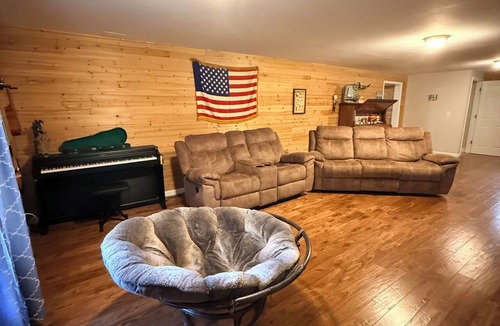 St. Robert House | Hillside Hideaway is a spacious five-bedroom retreat nestled in a quiet neighborhood in St. Robert, Missouri, just minutes from Fort Leonard Wood