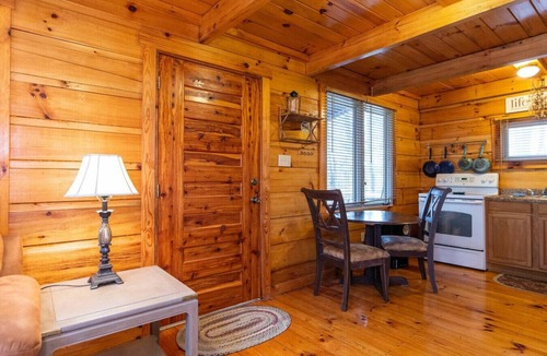 Campton Cabin | Hillside Loft Cabin- Hot Tub, WiFi, 20 mins from Natural Bridge