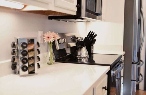 Rossville House | Hillside Retreat-Sleeps 8, Hot Tub, Fire Pit.