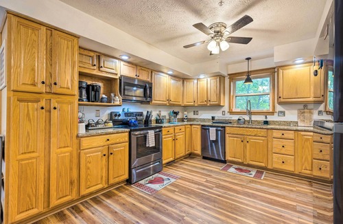 Branson House | 'Hilltop Hideaway' Branson Home w/Trampoline!
