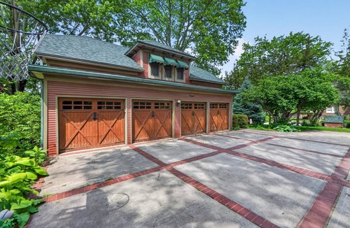 Central Hyde Park Cottage | Historic CarHse 2 BR/2 Bath Luxury Apt-CLOSE to PubTrnsp,Garg&Off-StrtPrk-EVChgr