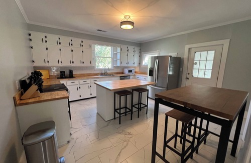Somerset House | Historic Downtown Somerset. Newly Renovated. 3 Kings. Two blocks to fountain.