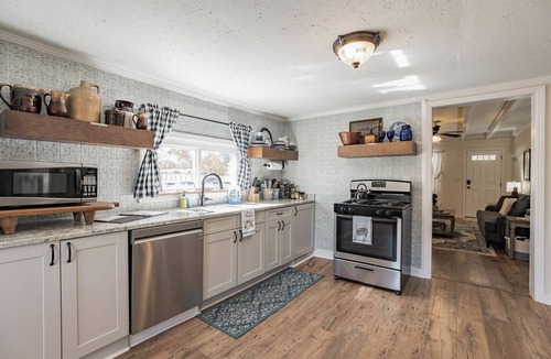 Ashland City House | Historic Farmhouse-Horses-Lake-BookNook, 25 minute drive to downtown Nashville