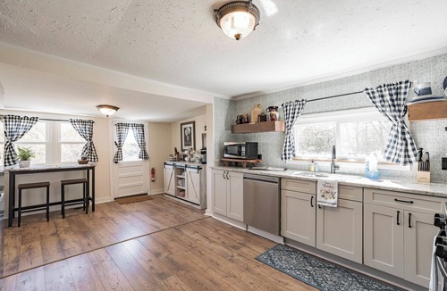 Ashland City House | Historic Farmhouse-Horses-Lake-BookNook, 25 minute drive to downtown Nashville