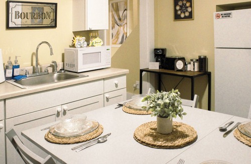 Cherokee Triangle Apartment | Historic Highlands Retreat! Spacious Rustic Apt in the Heart of it all!