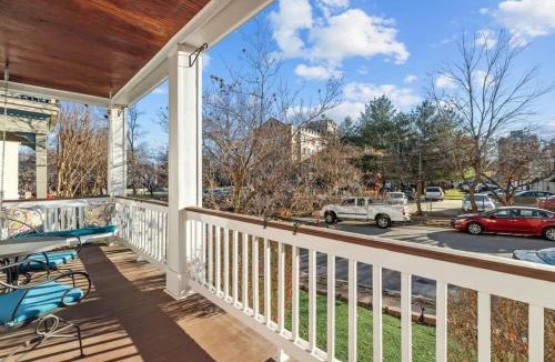 Central West End House | Historic St Louis Retreat Two Levels Sleeps 12