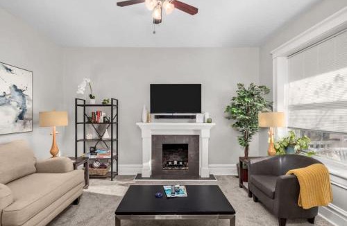 Central West End House | Historic St Louis Retreat Two Levels Sleeps 12