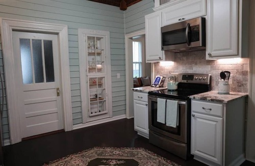 Hickman House | Historic Tea House - Centerville