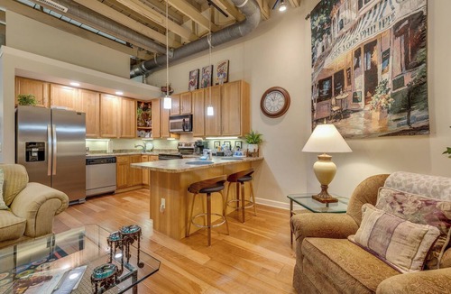 Bristol Apartment | HistoricUrbanLoft:Where VA meets TN onFoot! Parkn’