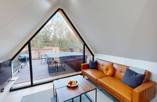 Hochatown Cabin | "Hjort (Deer)" Brand NEW LUXE Tiny Cabin located within the Alps of Hochatown!