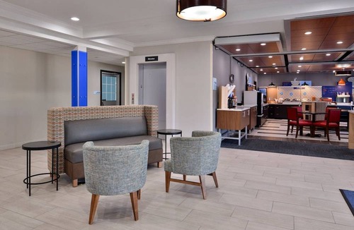 North Kansas City Hotel | Holiday Inn Express Hotel & Suites North Kansas City, an IHG Hotel