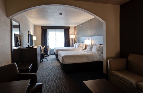 Manhattan Hotel | Holiday Inn Express & Suites Manhattan by IHG