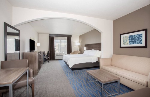 Manhattan Hotel | Holiday Inn Express & Suites Manhattan by IHG