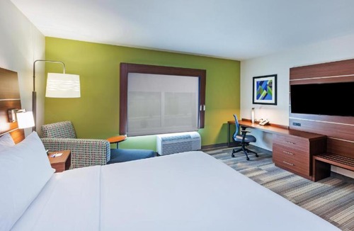 South Tulsa Hotel | Holiday Inn Express & Suites Tulsa South - Woodland Hills by IHG
