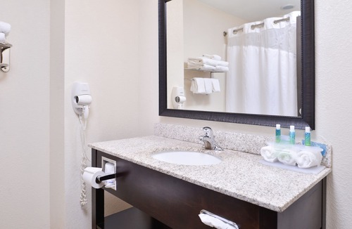 Emporia Hotel | Holiday Inn Express & Suites Emporia Northwest by IHG