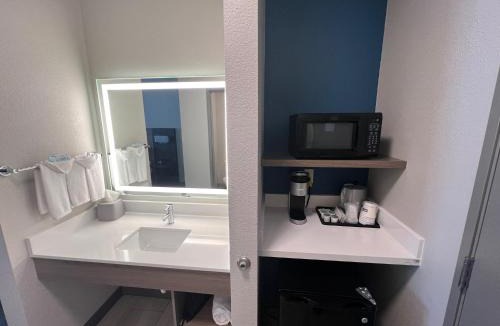 Park City Hotel | Holiday Inn Express - Wichita North - Park City by IHG