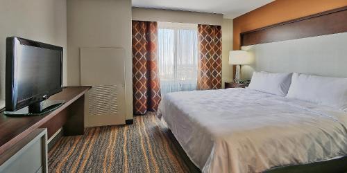 Northeast Heights Hotel | Holiday Inn & Suites Albuquerque-North I-25 by IHG