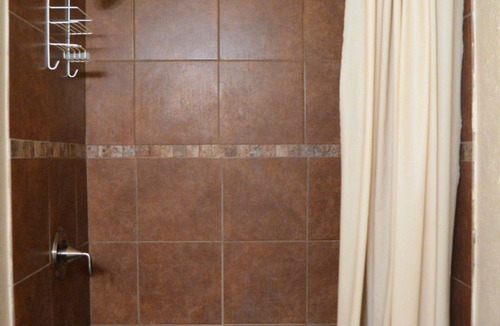 Holly House | Holly Inn Suites