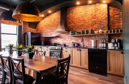 Downtown Louisville Apartment | Hollyhock Suite 402