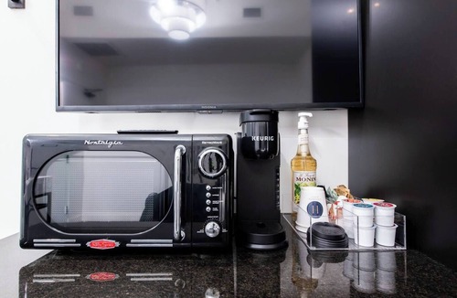 Downtown Louisville Apartment | Hollyhock Suite 409: 1 bed/1 bath