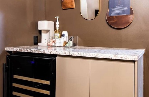 Downtown Louisville Apartment | Hollyhock Suite 412: 1 bed/1 bath