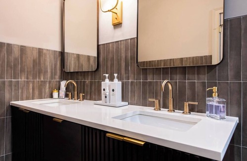 Downtown Louisville Apartment | Hollyhock Suite 412: 1 bed/1 bath