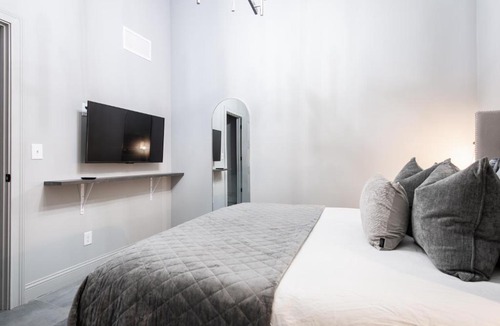Downtown Louisville Apartment | Hollyhock Suite 503