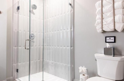Downtown Louisville Apartment | Hollyhock Suite 503