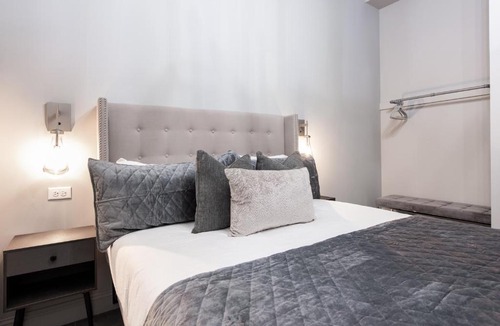 Downtown Louisville Apartment | Hollyhock Suite 503