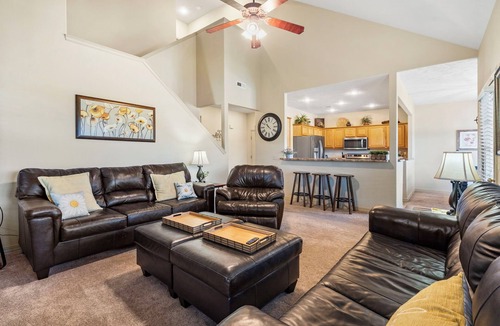 Branson West House | Honey Bee Inn w/Communal Amenities & More!