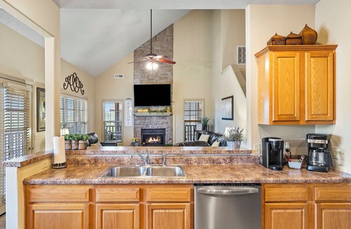 Branson West House | Honey Bee Inn w/Communal Amenities & More!