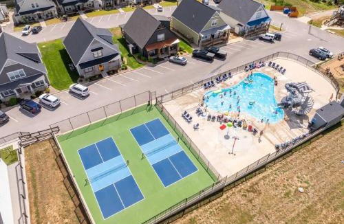 Hollister House | Hooked on Branson Cove - Pool Hot Tub & Fireplace