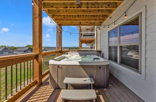 Hollister House | Hooked on Branson Cove - Pool Hot Tub & Fireplace