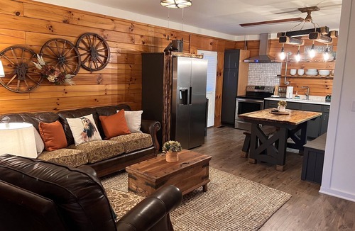 Hot Springs Cabin | Horse Cabin - By Magic Springs, Off-Road Park