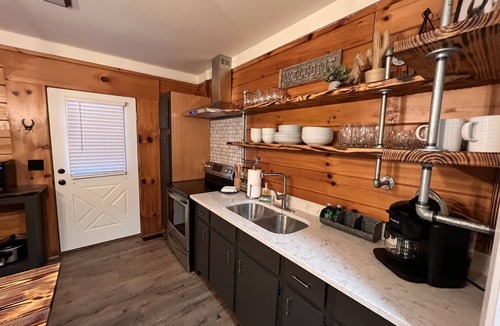 Hot Springs Cabin | Horse Cabin - By Magic Springs, Off-Road Park