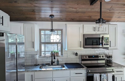 Elgin House | Horse-Friendly Retreat:Trail Access, Woodland Views & Peaceful Deck