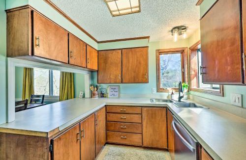 Mid America House | Hot Springs Getaway w/Beautiful Lake Views!