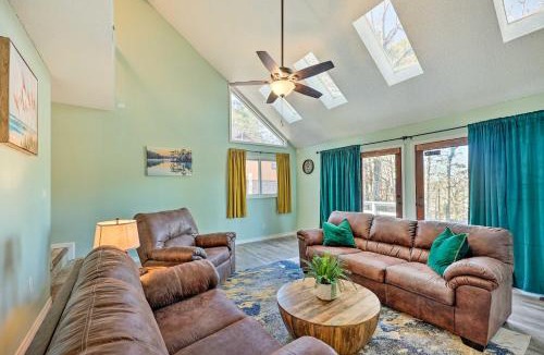 Mid America House | Hot Springs Getaway w/Beautiful Lake Views!