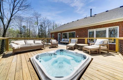 Buechel House | Hot Tub, Deck & Fire Pit: Chic Louisville Home!