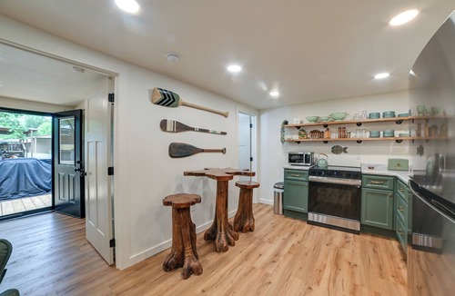 Springville Cottage | Hot Tub, Deck! Tiny Home Retreat By Kentucky Lake
