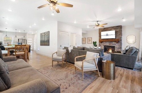 Branson House | Hot Tub, Free Daily Tickets, Shared Indoor Pool, Shuffleboard, Deck Space