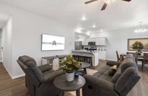 Branson West Condo | Hot Tub, Golf Course On Site, Arcade, Pvt Deck- HighEnd Decor! Bright Floorplan