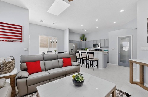 Heritage Hills House | Hot tub - Pet-Friendly - BBQ - Parking - 3BR Home