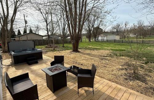 Coxs Creek House | Hot Tub Sleeps 10 Bourbon Trail Historic Home