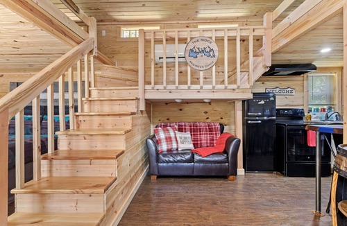 Clay City Cabin | Hot Tub, WiFi, Pet-Friendly - Cozy Tiny Cabin - The Ridge at Red River Gorge, Kentucky!