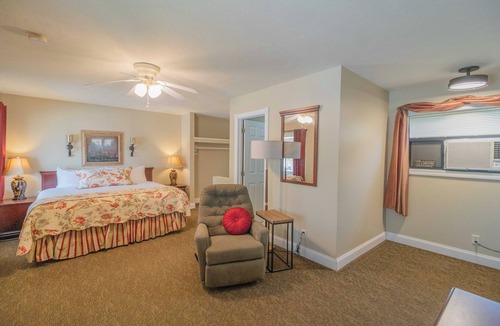 Yellville Hotel | Hotel w/Gorgeous Views, Pool, Firepit: King Suite