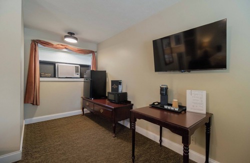 Yellville Hotel | Hotel w/Gorgeous Views, Pool, Firepit: King Suite