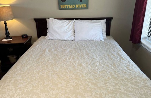 Yellville Hotel | Hotel w/Gorgeous Views, Pool, Firepit: Queen