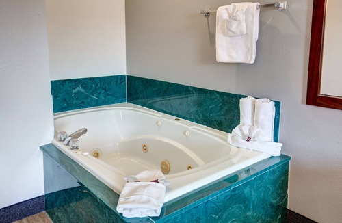 Branson Theater District Hotel | Howard Johnson by Wyndham Branson Theatre District