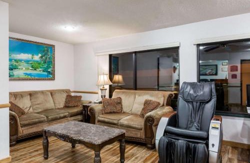 Wichita Hotel | Howard Johnson by Wyndham Wichita Airport